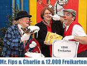 12.000 Circus Krone Freikarten, 12.000 x Freude überreicht am 20.12.2013 von den Clowns Mr. Fips und Charlie (©Foto: Martin Schmitz)